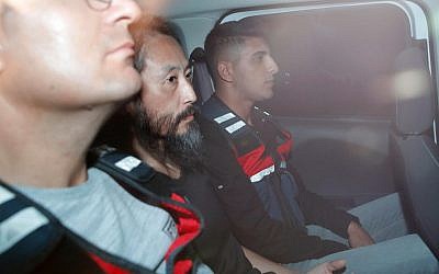 Japanese journalist Jumpei Yasuda, center, is driven out of the immigration center in Antakya, Turkey, October 24, 2018. (Yosuke Mizuno/Kyodo News via AP)