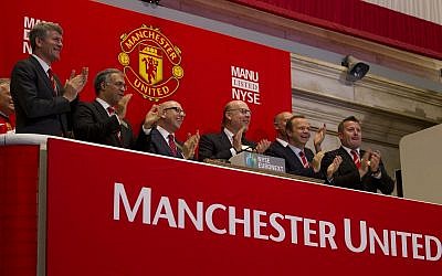 Executives from Manchester United, including Avram Glazer, fourth from left, and Joel Glazer, third from left, applaud after ringing the opening bell at the New York Stock Exchange on August 10, 2012 in New York. (AP/Jin Lee)