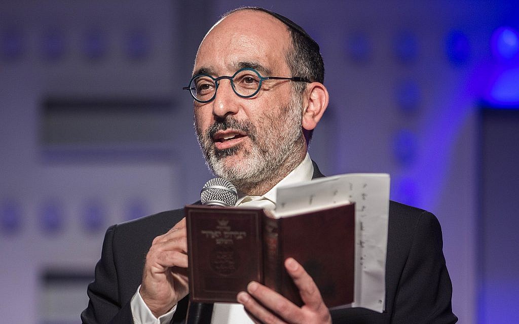 South African chief rabbi Dr. Warren Goldstein at a Johannesburg, South Africa challah bake in 2017. (Courtesy)
