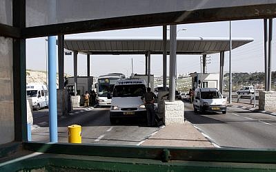 General view of the A'Zaim checkpoint on March 11, 2008. (Daniel Dreifuss/Flash90)