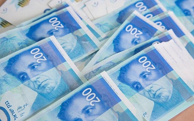 Illustrative photo of 200 new Israeli shekel bills, February 7, 2016. (Nati Shohat/Flash90)