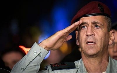 Deputy IDF chief of staff Maj. Gen. Aviv Kochavi salutes during a ceremony at Hakirya base in Tel Aviv, November 3, 2016. (Flash90)
