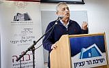 Israeli journalist Dan Margalit speaks to students of the Har Etzion Yeshiva in the West Bank settlement of Alon Shvut on December 13, 2017. (Gershon Elinson/Flash90)