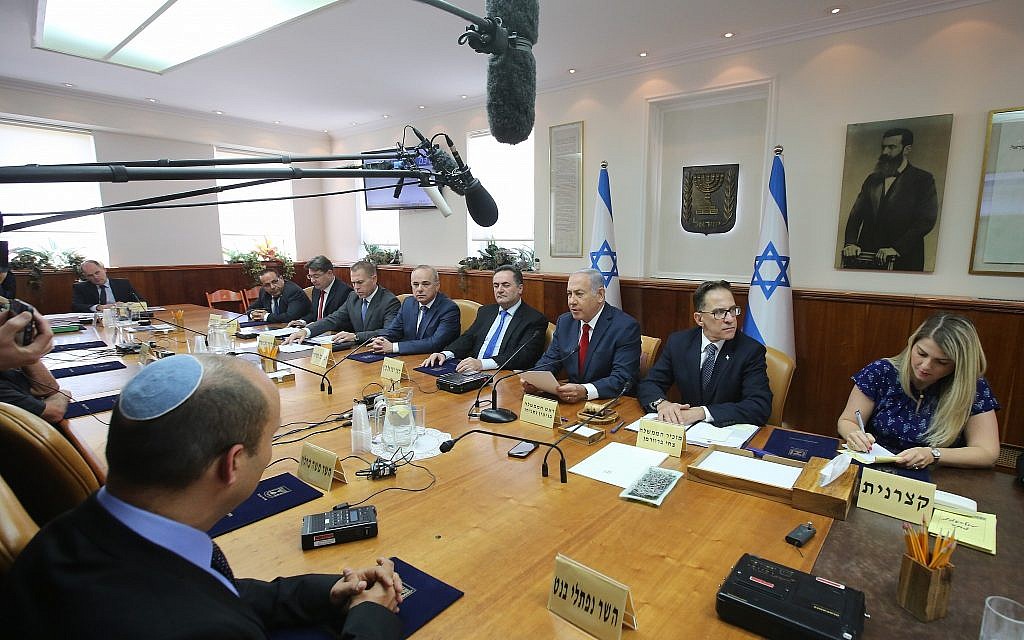 Prime Minister Benjamin Netanyahu leads the weekly cabinet meeting at his office in Jerusalem on September 16, 2018. (Marc Israel Sellem/Pool/Flash90)