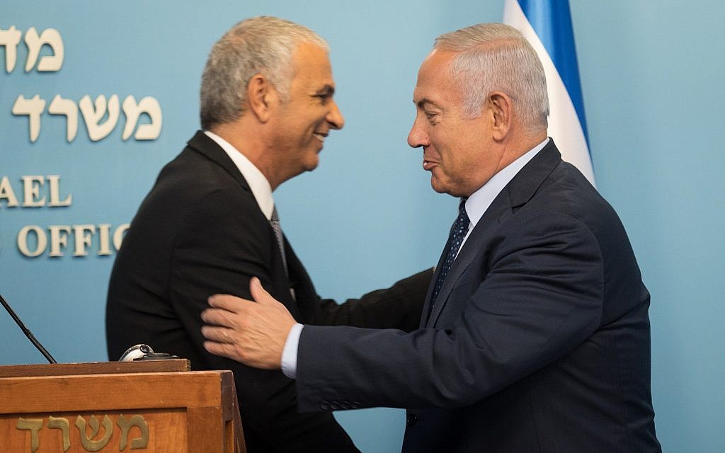 Prime Minister Benjamin Netanyahu (R) and Finance Minister Moshe Kahlon at a press conference at the Prime Minister's Office in Jerusalem on October 9, 2018. (Hadas Parush/Flash90)