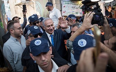 Prime Minister Benjamin Netanyahu visits the Mahane Yehuda market in Jerusalem along with Likud minister and Jerusalem mayoral candidate Ze'ev Elkin on October 24, 2018. (Hadas Parush/Flash90)