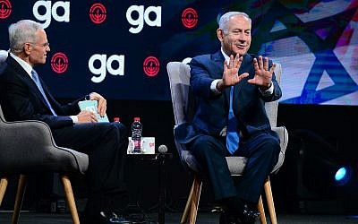 Prime Minister Benjamin Netanyahu, right, with Richard Sandler, chairman of the Jewish Federation of North America in Tel Aviv, on October 24, 2018. (Tomer Neuberg/Flash90)