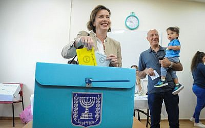 Haifa Mayoral Candidate Dr. Einat Kalish casts her ballots at a voting station on the morning of the Municipal Elections, on October 30, 2018, in Haifa. (Meir Vaknin/Flash90)