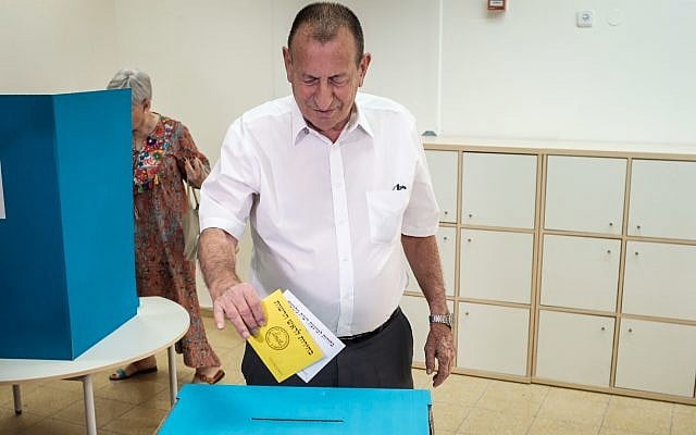 Tel Aviv mayoral candidate Ron Huldai casts his ballot on October 30, 2018. (Tomer Neuberg/Flash90) Tel Aviv mayoral candidate Ron Huldai casts his ballot on October 30, 2018. (Tomer Neuberg/Flash90)