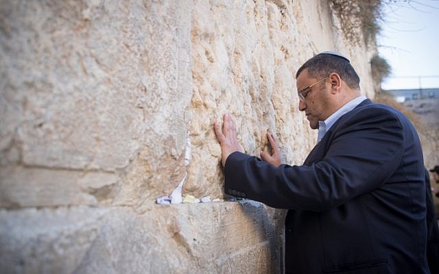 Jerusalem mayoral candidate Moshe Leon prays at the Western Wall, in Jerusalem Old City, on the morning of the Municipal Elections on October 30, 2018. Photo by Yonatan Sindel/Flash90 *** Local Caption *** ??? ?????
??????
????? ?????? ???????
?????
??????
????
????? Jerusalem mayoral candidate Moshe Leon prays at the Western Wall, in Jerusalem Old City, on the morning of the Municipal Elections on October 30, 2018. Photo by Yonatan Sindel/Flash90 *** Local Caption *** ??? ?????
??????
????? ?????? ???????
?????
??????
????
?????