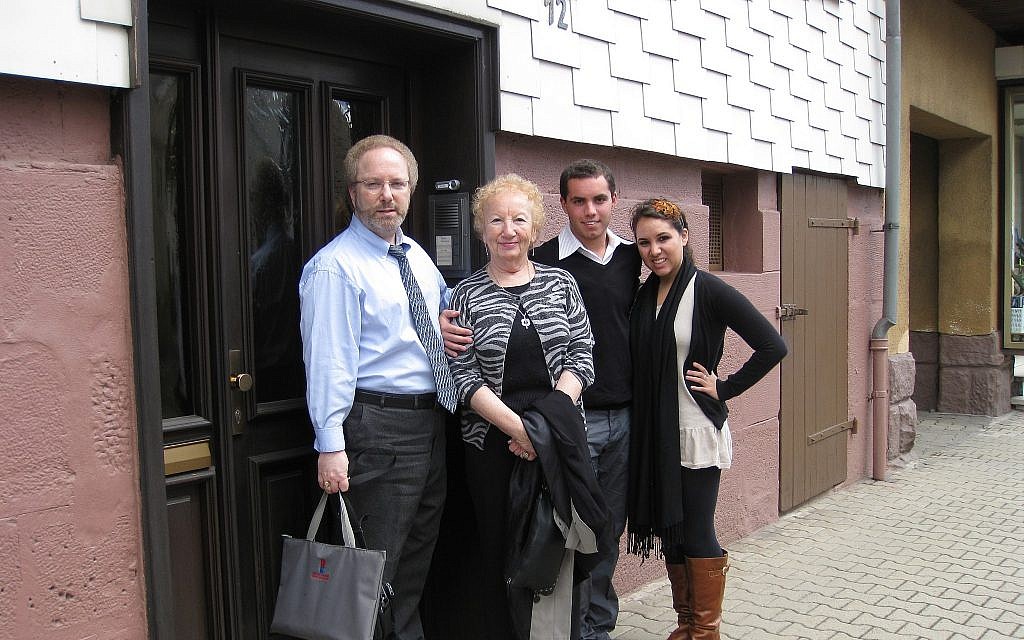 Steve North, left, with mother Bunny North, née Brunhilde Bachenheimer, and her grandchildren -- the author's nephew and niece -- Aviv Gilboa and Talia Gilboa, outside Bunny's childhood home on the Untergasse in Kirchhain in 2009. (Courtesy)