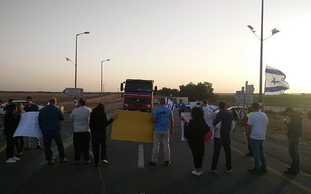 Residents from the south and activists from the right-wing Im Tirtzu organization block trucks entering Gaza through the Kerem Shalom Crossing, October 29, 2018 (Im Tirtzu) Residents from the south and activists from the right-wing Im Tirtzu organization block trucks entering Gaza through the Kerem Shalom Crossing, October 29, 2018 (Im Tirtzu)