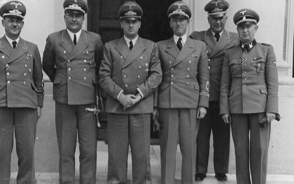 Otto von Wächter alongside Hans Frank, center. (Public domain)