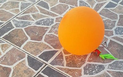 A balloon carrying a suspected incendiary device is seen in Moshav Tarum near Beit Shemesh on October 27, 2018. (Israel Police)