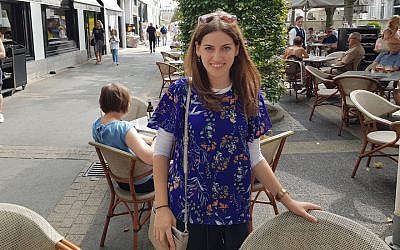 Rezi Friedman campaigns at a cafe in Antwerp, Belgium, August 15, 2018. (Cnaan Liphshiz)