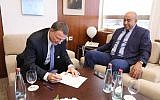 Zouheir Bahloul (R) handing his resignation letter from the Knesset to Knesset speaker Yuli Edelstein, October 16, 2018. (Knesset)