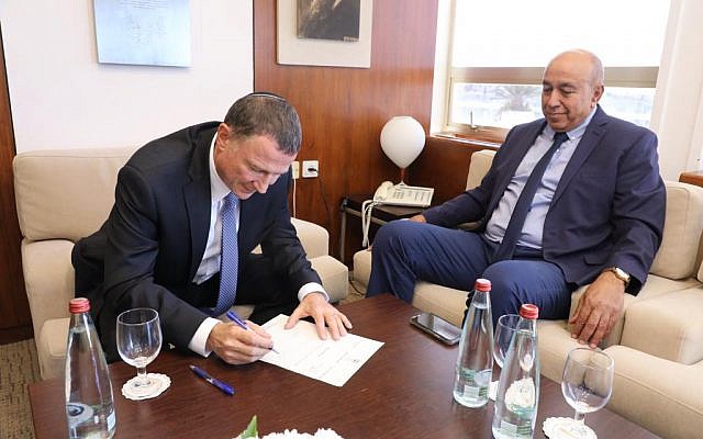 Zouheir Bahloul (R) handing his resignation letter from the Knesset to Knesset speaker Yuli Edelstein, October 16, 2018. (Knesset) Zouheir Bahloul (R) handing his resignation letter from the Knesset to Knesset speaker Yuli Edelstein, October 16, 2018. (Knesset)
