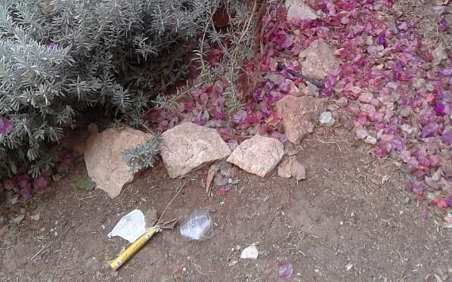 An suspicious device, apparently an incendiary, attached to balloons, which was found in the northern Jerusalem neighborhood of Ramat Eshkol, October 25, 2018. (Israel Police) An suspicious device, apparently an incendiary, attached to balloons, which was found in the northern Jerusalem neighborhood of Ramat Eshkol, October 25, 2018. (Israel Police)