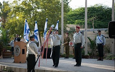 IDF chief Gadi Eisenkot awards a letter of commendation to the army's Gaza Division at its headquarters in Reim, near the Gaza border, on October 10, 2018. (Israel Defense Forces)