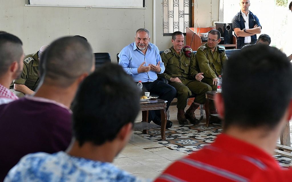 Defense Minister Avigdor Liberman meets with undercover soldiers from the army's elite Duvdevan unit on October 9, 2018. (Ariel Hermoni/Defense Ministry)
