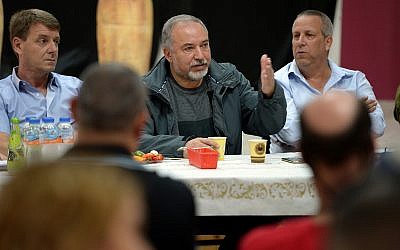 Defense Minister Avigdor Liberman speaks to residents of the Gaza periphery in Kibbutz Kerem Shalom on October 26, 2018. (Ariel Hermoni/Defense Ministry)