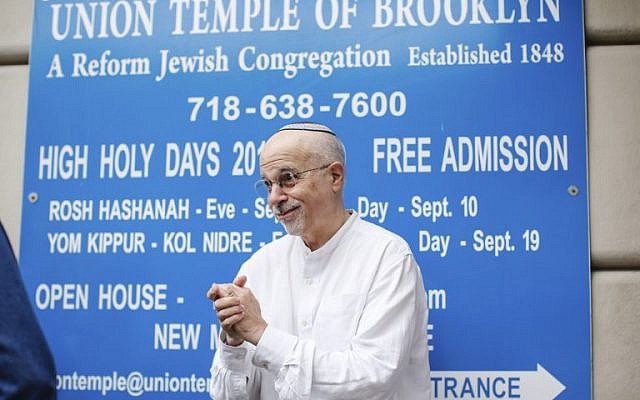 Rabbi Mark Sameth thanks members of the Brooklyn Jewish community at the door of Union Temple of Brooklyn on November 2, 2018 in New York City. (Kena Betancur/AFP)