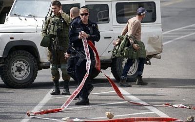 Israeli police and soldiers inspect the scene of a thwarted stabbing attack at Elias junction near Hebron and the settlement of Kiryat Arba in the West Bank on November 5, 2018. (HAZEM BADER / AFP)