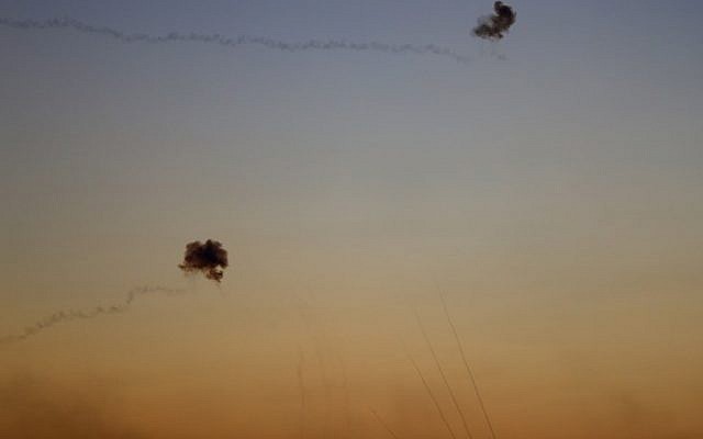 A picture taken at the Israel-Gaza border near the kibbutz of Kfar Aza, on November 12, 2018, shows missiles from the Israeli Iron Dome air defense system, destroying incoming missiles fired at Israel from the Gaza Strip. (Jack GUEZ / AFP) A picture taken at the Israel-Gaza border near the kibbutz of Kfar Aza, on November 12, 2018, shows missiles from the Israeli Iron Dome air defense system, destroying incoming missiles fired at Israel from the Gaza Strip. (Jack GUEZ / AFP)