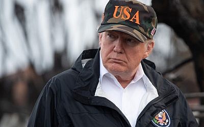 US President Donald Trump views damage from wildfires in Malibu, California, on November 17, 2018. (SAUL LOEB / AFP)