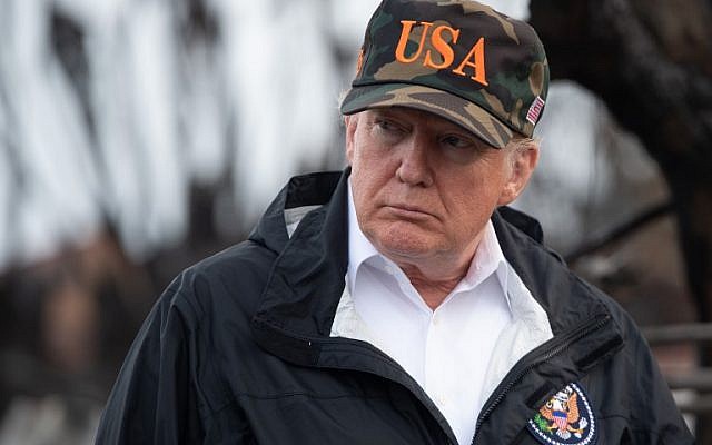 US President Donald Trump views damage from wildfires in Malibu, California, on November 17, 2018. (SAUL LOEB / AFP) US President Donald Trump views damage from wildfires in Malibu, California, on November 17, 2018. (SAUL LOEB / AFP)