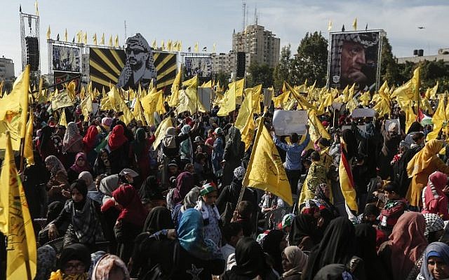 Palestinians in Gaza participate in a rally organized by Fatah dissidents to mark the 14th anniversary of former Palestinian Authority President Yasser Arafat's death on November 20, 2018. (Photo by MAHMUD HAMS / AFP) Palestinians in Gaza participate in a rally organized by Fatah dissidents to mark the 14th anniversary of former Palestinian Authority President Yasser Arafat's death on November 20, 2018. (Photo by MAHMUD HAMS / AFP)