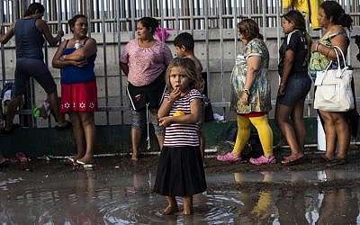 Central American migrants moving towards the United States in hopes of a better life, remain at a shelter near the US-Mexico border fence in Tijuana, Baja California state, Mexico, on November 21, 2018. (PEDRO PARDO / AFP)