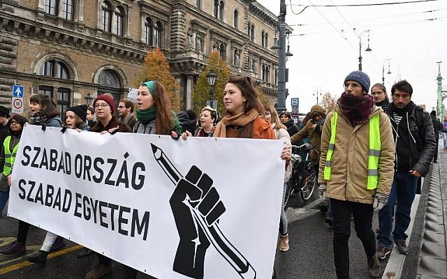 Protesters hold a banner reading 'Free country, free university' in Budapest on November 24, 2018. ( ATTILA KISBENEDEK / AFP) Protesters hold a banner reading 'Free country, free university' in Budapest on November 24, 2018. ( ATTILA KISBENEDEK / AFP)