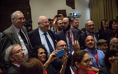 Israeli President Reuven Rivlin with a mass of journalists and bloggers who participated in the Jewish Media Summit, at the President's Residence, November 28, 2018. (Laura Ben-David)