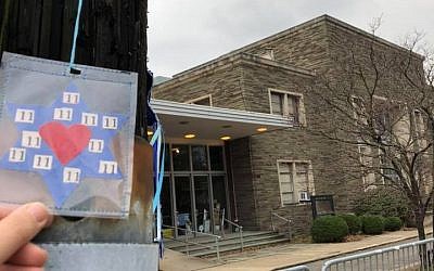 One ofm ore than 2,000 handmade Stars of David were hung throughout Pittsburgh (Feacebook/Jewish Hearts for Pittsburgh)