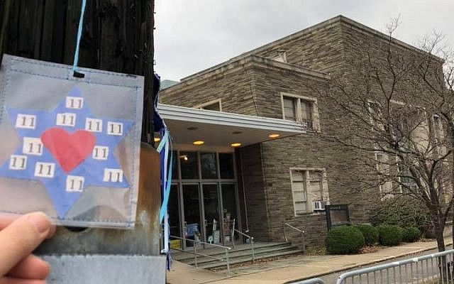 One ofm ore than 2,000 handmade Stars of David were hung throughout Pittsburgh (Feacebook/Jewish Hearts for Pittsburgh) One ofm ore than 2,000 handmade Stars of David were hung throughout Pittsburgh (Feacebook/Jewish Hearts for Pittsburgh)