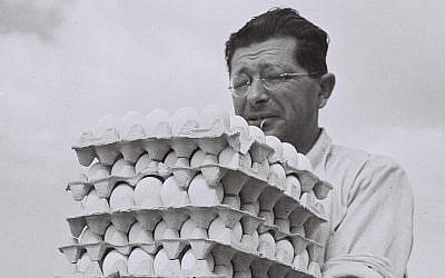A farmer of Sde Warburg taking eggs from his chicken run to the warehouse, 1940 (GPO, Public Domain/Wikimedia Commons)