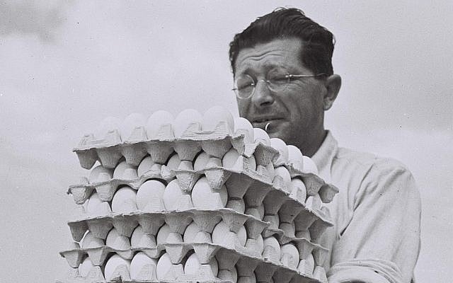 A farmer of Sde Warburg taking eggs from his chicken run to the warehouse, 1940 (GPO, Public Domain/Wikimedia Commons)