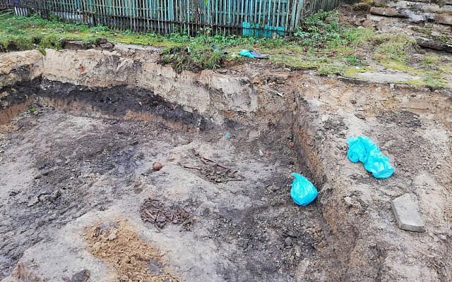 Bones lying in heaps at a construction site that began in 2018 outside the oldest Jewish cemetery of Wysokie Mazowieckie in Poland. (Courtesy of J-Nerations) Bones lying in heaps at a construction site that began in 2018 outside the oldest Jewish cemetery of Wysokie Mazowieckie in Poland. (Courtesy of J-Nerations)