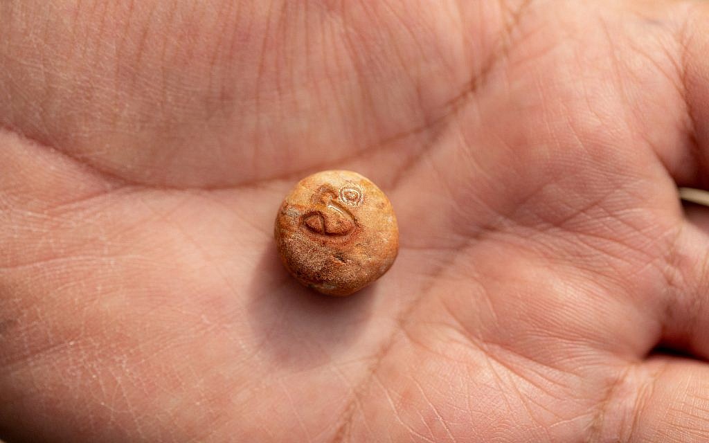A First Temple period weight measure called a 'beka' was unearthed in a City of David excavation in the Davidson Archaeological Park and discovered in the wet sifting project in Jerusalem's Tsurim Valley. (Eliyahu Yanai, City of David)
