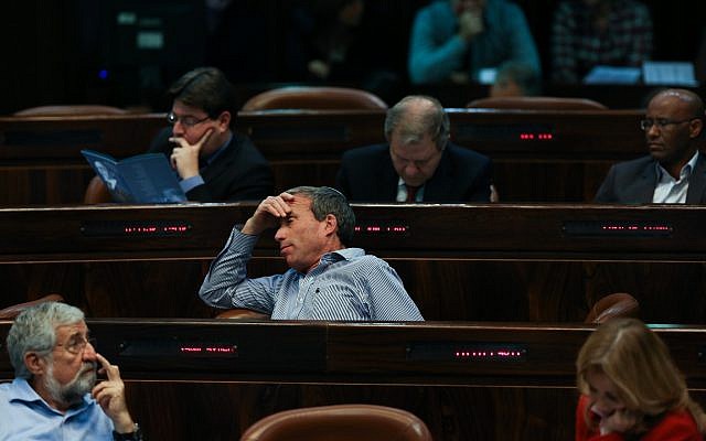 Elazar Stern, center, at the Knesset on January 14, 2014. (Yonatan Sindel/Flash90)