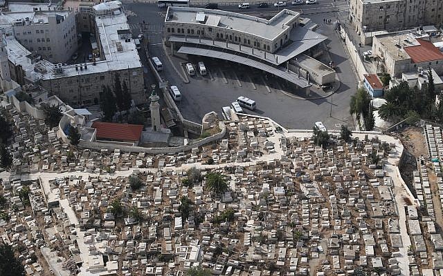 Illustrative: An areal view of a Muslim cemetery in East Jerusalem, 2015 (Nati Shohat/Flash90)