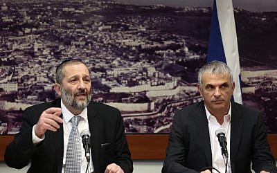 Finance Minister Moshe Kahlon and Interior  Minister Aryeh Deri  in Jerusalem on December 27, 2015. (Flash90)