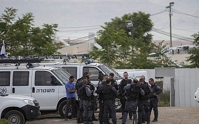 Israeli security forces at the scene of a stabbing attack in Armon Hanatziv neighborhood in Jerusalem on May 10, 2016. (Yonatan Sindel/Flash90)