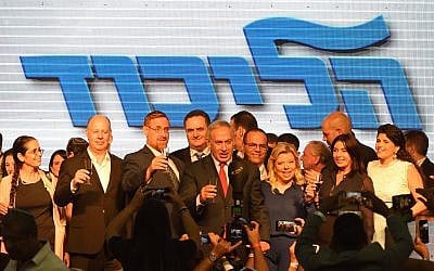 Prime Minister Benjamin Netanyahu (C) takes part in a toast with his wife and Likud lawmakers during an event in Tel Aviv held by the ruling party to mark the Jewish new year's, on September 6, 2018. (Gili Yaari/Flash90)