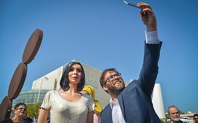 MK Oren Hazan poses for a selfie with a statue of Israeli Culture Minister Miri Regev at Habima Square in Tel Aviv, November 8, 2018.(Yossi Zeliger/Flash90)