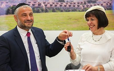 Beit Shemesh's newly elected Mayor Aliza Bloch with outgoing mayor Moshe Abutbul during a press conference at the municipality building on November 20, 2018 (Yaakov Lederman/Flash90)