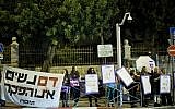 Israelis protesting violence against women outside the Prime Minister's Residence in Jerusalem on November 27, 2018. (Yonatan Sindel/Flash90)