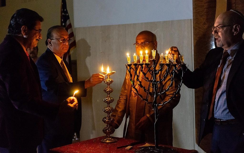 Candle lighting with Rabbi Sidney Helbraun & Acharya Rohit Joshi at the Hindu-Jewish Festival of Lights at Temple Beth-El in Northbrook, Illinois, Sunday, November 18, 2018. (Ronit Bezalel/ Times of Israel)