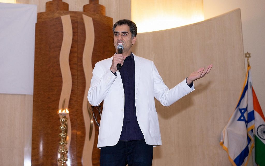 Standup comedian Samson 'Mahatma Moses; Koletar performs at the Hindu-Jewish Festival of Lights at Temple Beth-El in Northbrook, Illinois, Sunday, November 18, 2018. (Ronit Bezalel/ Times of Israel)